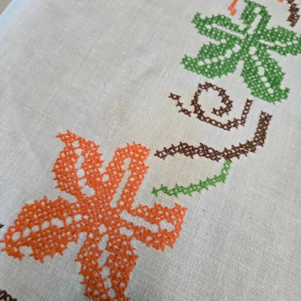 Vintage Hand Embroidered Cross Stitch Leaf Tablecloth‎ Scalloped Edge 46x64 Fall